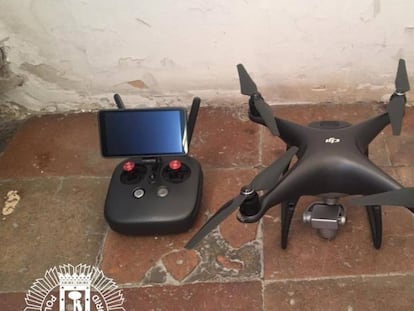 El dron que sobrevolaba la Plaza Mayor.