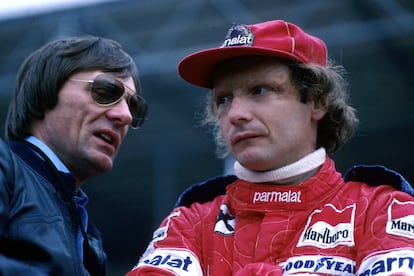 Bernie Ecclestone (a la izquierda) habla con Niki Lauda, durante el Gran Premio Bélgica, en 1978.