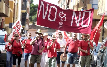 Militantes socialistas al inicio de la marcha en apoyo a Pedro Sánchez.