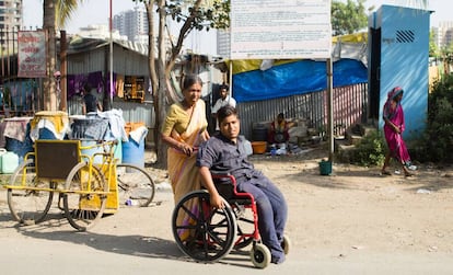Hace años que Nanda Prakash Djuti, de 72 años, cuida de su nieto Santanush (de 17 años), al que abandonaron sus padres a raíz de su parálisis cerebral. Ambos viven en una tienda junto al slum de Mira Road y recorren las calles en busca de limosna todos los días.