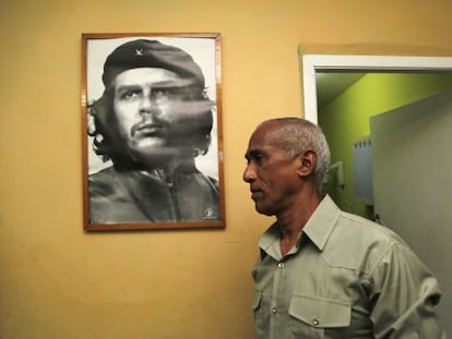 Hildebrando Chaviano, con una imagen del Che Guevara.