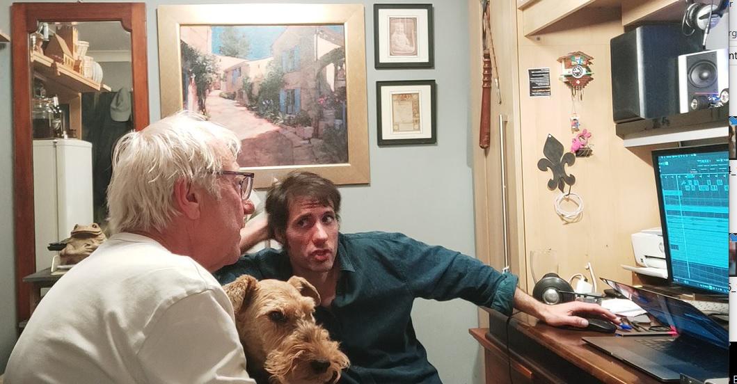John Bromley, a la izquierda junto a su perro, y Pablo Solo trabajan en casa del músico británico en Sussex.