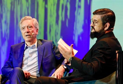 El periodista, Iñaki Gabilondo, conversa con el humorista, Manu Sáncjez, en un momento de la gala del 100º aniversario de Radio Sevilla. / CURRO CASILLAS (CADENA SER)