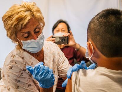Una enfermera vacuna a un adolescente en Houston (Texas, Estados Unidos) el pasado jueves.
