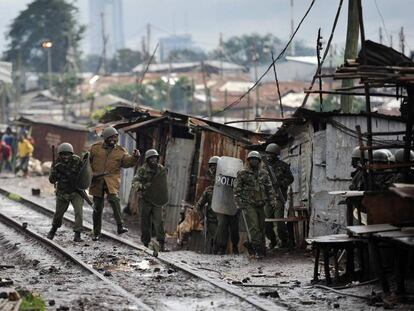 Agentes de la Polic&iacute;a de Kenia, en el barrio de Kibera (a las afueras de la capital) este jueves.