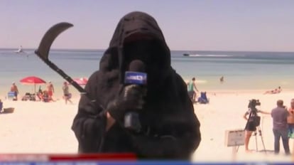 El hombre vestido de Parca en una playa de Florida.