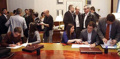 El secretario político de Podemos, Íñigo Errejón (i) y el líder de Ciudadanos (C's), Albert Rivera (d), durante la formalización de sus actas como diputados.