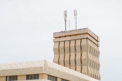 Edificio principal de la Universidad Gaston Berger de Saint Louis, centro que goza de muy buena reputación académica, pero que está obstaculizado por las numerosas huelgas que retrasan los cursos escolares. El curso 2016-2017 comenzó en marzo 2017. Esta universidad ha organizado dos congresos para examinar la imagen que los africanos tienen de sí mismos. También revisan los manuales escolares para resituar el papel de África y de las personas afrodescendientes en la Historia Universal.