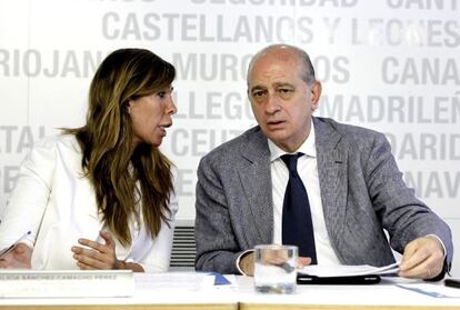 El ministro del Interior, Jorge Fern&aacute;ndez, con S&aacute;nchez-Camacho, ese lunes en Madrid. 