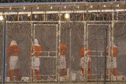 Presos de Guantánamo rezan en dirección a La Meca en marzo de 2002.
