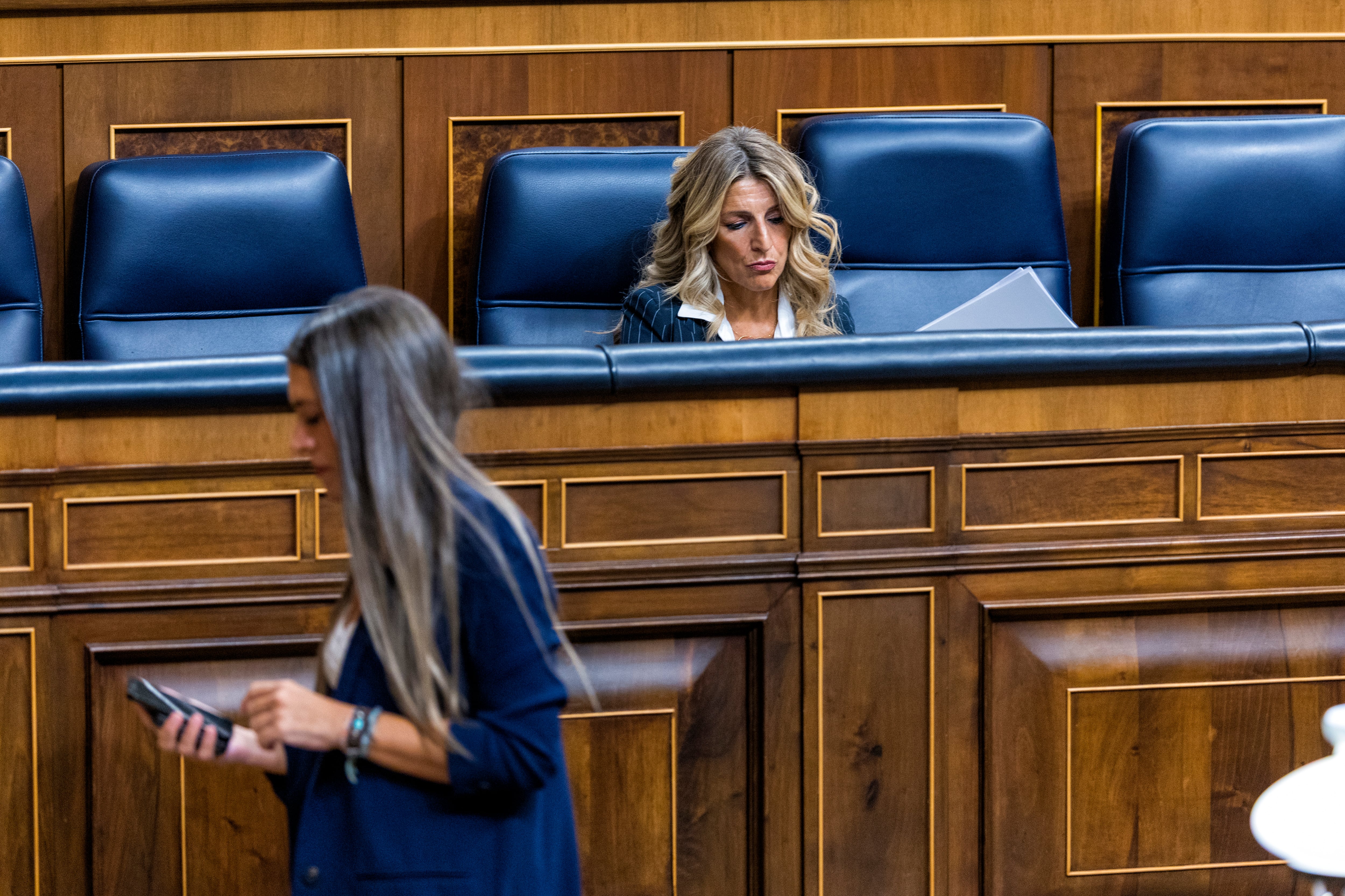 La portavoz de Junts, Míriam Nogueras, pasa por delante de la vicepresenta segunda del Gobierno, Yolanda Díaz, este miércoles en el Congreso.