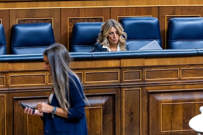 La portavoz de Junts, Míriam Nogueras, pasa por delante de la vicepresenta segunda del Gobierno, Yolanda Díaz, este miércoles en el Congreso.