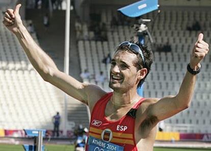 Paquillo Fernández, feliz, con su medalla de plata y su corona.