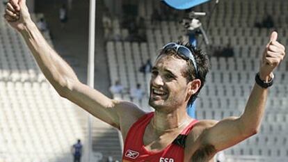 Paquillo Fernández, feliz, con su medalla de plata y su corona.