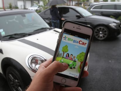 Una persona utilizando la aplicación de BlaBlaCar.