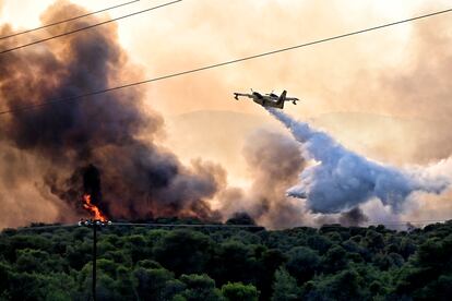 Un avión cisterna Canadair, que participaba en los esfuerzos por controlar y apagar un incendio forestal en la isla de Eubea, se estrelló ayer  en la falda de un monte cerca de la localidad de Platanistós. En el avión se encontraban dos personas (piloto y copiloto), según medios locales.