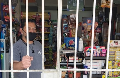 Julio César González, propietario de El Don, en la tienda de su hermana en Ciudad de México.