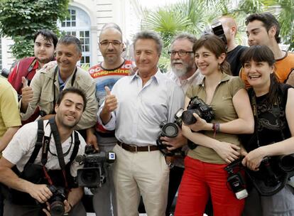 Dustin Hoffman, que presta su voz al maestro Shifu de la película <i> Kung Fu Panda</i>, incluso ha tenido tiempo de hacerse una foto con los fotógrafos durante la presentación de la película en Madrid. El actor estuvo acompañado de Jack Black y Florentino Fernández, quienes prestan su voz al protagonista en la versión original y en la española, respectivamente. La película se estrenará en España el 11 de julio.