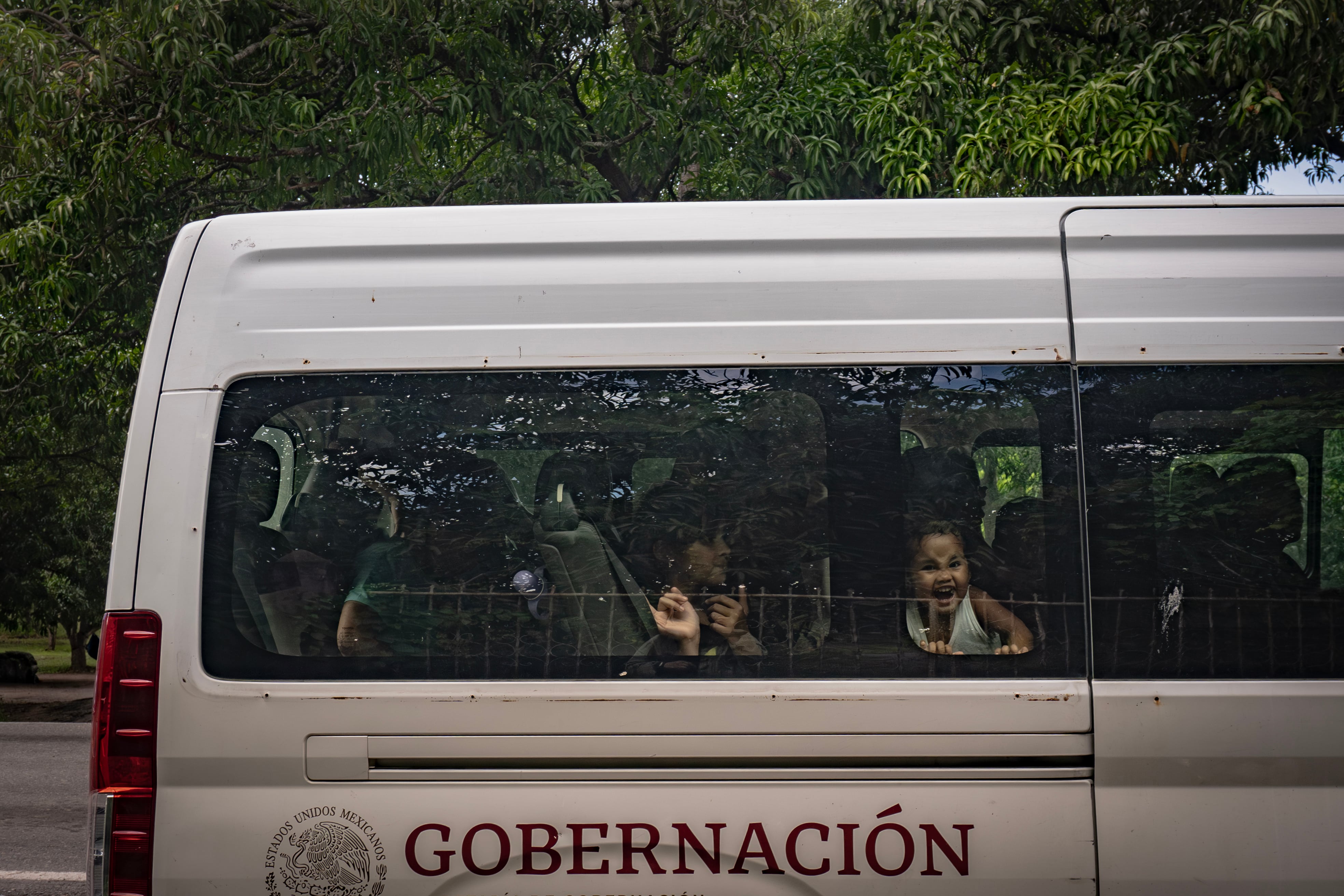 Niñas en una camioneta del Instituto Nacional de Migración, en una carretera de Tapachula, Chiapas, el 7 de octubre de 2024. 