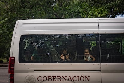 Niñas en una camioneta del Instituto Nacional de Migración, en una carretera de Tapachula, Chiapas, el 7 de octubre de 2024. 