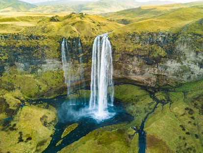 No lejos de la carretera de circunvalación que rodea la isla, el río Seljalandsá se precipita en un abismo de 66 metros. La catarata Seljalandsfoss ofrece un imponente –y ruidoso– espectáculo natural ya desde lejos, pero aún más impresionante es la vista desde dentro, es decir, al otro lado del raudal atronador, contemplando el paisaje circundante a través de este. En una noche clara se pueden descubrir tras la cascada auroras boreales.