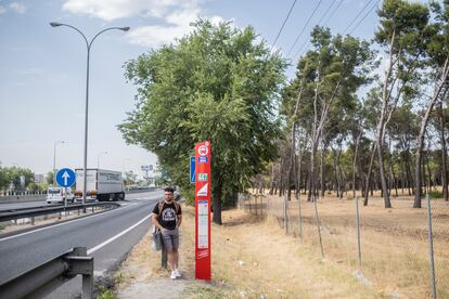 Jeyder Armas, esperando el autobús en el Cerro de los Ángeles (Getafe).
