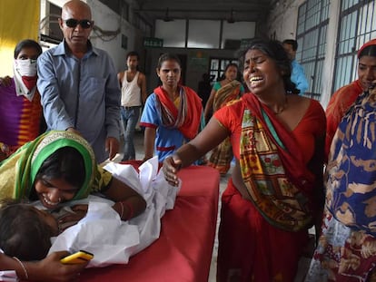 Un menor con encefalitis aguda en un hospital de Muzzaffarpur, al norte de India.