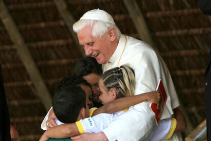 Benedicto XVI abraza a unos niños durante una visita a la 'Fazenda da Esperanca', un centro de recuperación de adictos a las drogas en Guaratinguetá, Brasil, el 12 de mayo de 2007