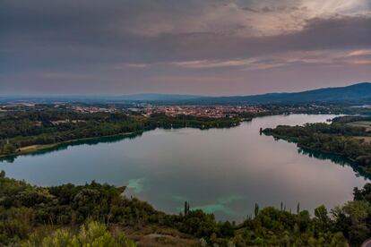 Cada estiu, amb la família marxaven de Girona per instal·lar-se en un poble a tocar de Banyoles.