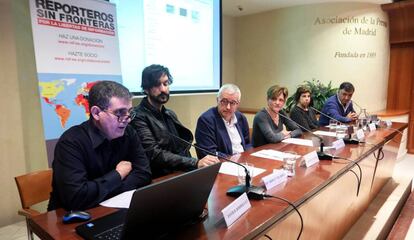 De izquierda a derecha, Javier Rodríguez, Ricardo García Vilanova, Alfonso Armada, Elisa Pavón, María Jesús Chao y Gervasio Sánchez, este viernes durante el acto en recuerdo de Juantxu Rodríguez en la sede de la Asociación de la Prensa de Madrid.