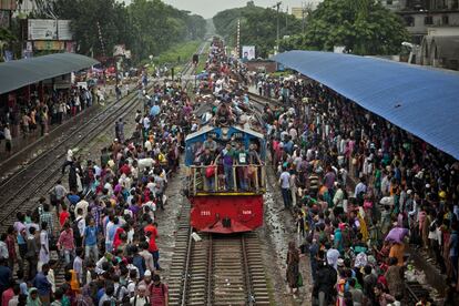Miles de musulmanes de Bangladesh viajan en tren a sus respectivos pueblos para celebrar en familia el Eid Al-Fitr, o final del mes de Ramadán.