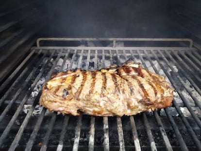 Pero antes, como entrantes, otra de las especialidades de la casa son los embutidos, que se pueden tomar por separado o en un surtido (20 euros), y donde destaca una excelente cecina prémium (17 euros). También sobresalen unas anchoas del Cantábrico con aceite de oliva (19 euros), las croquetas de carne que hacía la bisabuela de los Cosmen (12 euros) o los callos a la madrileña (14 euros). Entre las carnes, el lomo de vaca a la brasa (38 euros para dos personas) o el codillo de cerdo asado (12 euros). De postre, la clásica tarta de la abuela (4 euros). Breve carta de vinos clásicos.