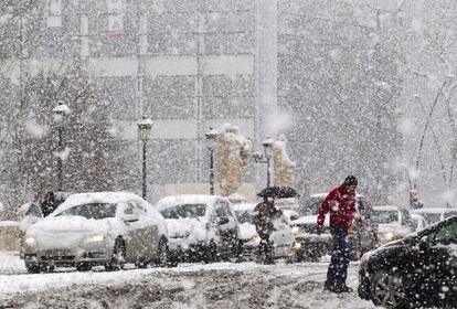 Una intensa nevada, que comenz&oacute; sobre las nueve de la ma&ntilde;ana del domingo, dificult&oacute; el tr&aacute;fico durante la jornada en la ciudad de Burgos, mientras que numerosos tramos y puertos de monta&ntilde;a de la regi&oacute;n, la mayor&iacute;a de la red secundaria, presentaron serios problemas para circular a causa de la nieve.