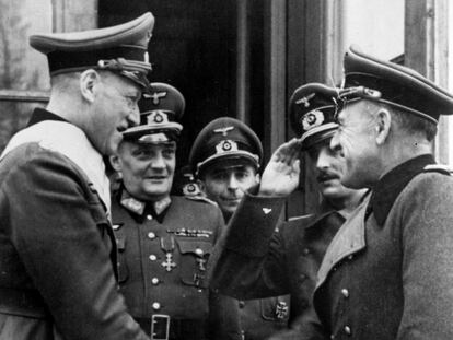 El general Esteban-Infantes (derecha), jefe de la División Azul, con altos mandos militares alemanes en febrero de 1943