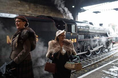 Pasajeros caracterizados con ropas de 1940 esperan al tren temático 'Railway in Wartime', el 14 de octubre de 2018, en Pickering.  