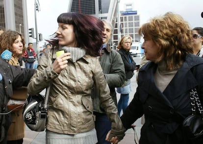 Marisa Torres (r) with her daughter Pilar outside court. 