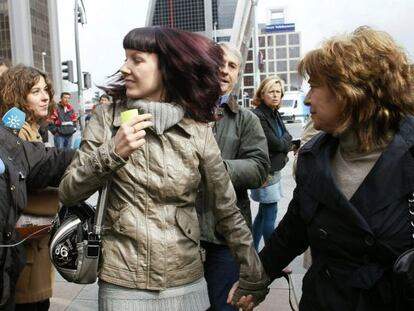 Marisa Torres (r) with her daughter Pilar outside court. 