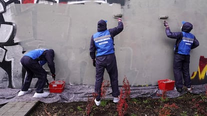 Un grupo de tres jóvenes conmuta su multa por hacer grafitis con trabajos de limpieza de otras pintadas.