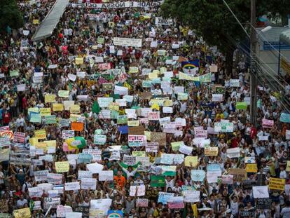 Miles de personas marchan en Recife este jueves.