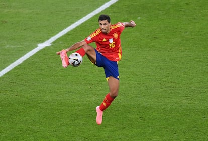 Rodri controla el balón en el partido de la final de una Eurocopa que le distinguió como el mejor futbolista del torneo.