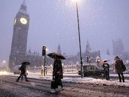 Imagen del Big Ben bajo la copiosa nevada que caía en la mañana de ayer en Londres.