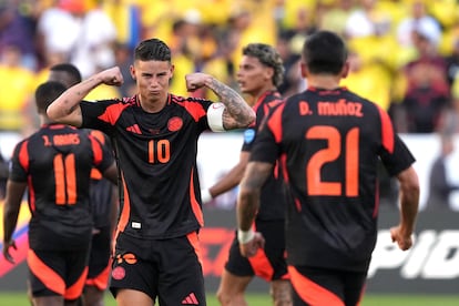 James Rodríguez y Daniel Muñoz en el partido contra Brasil, el 2 de julio.