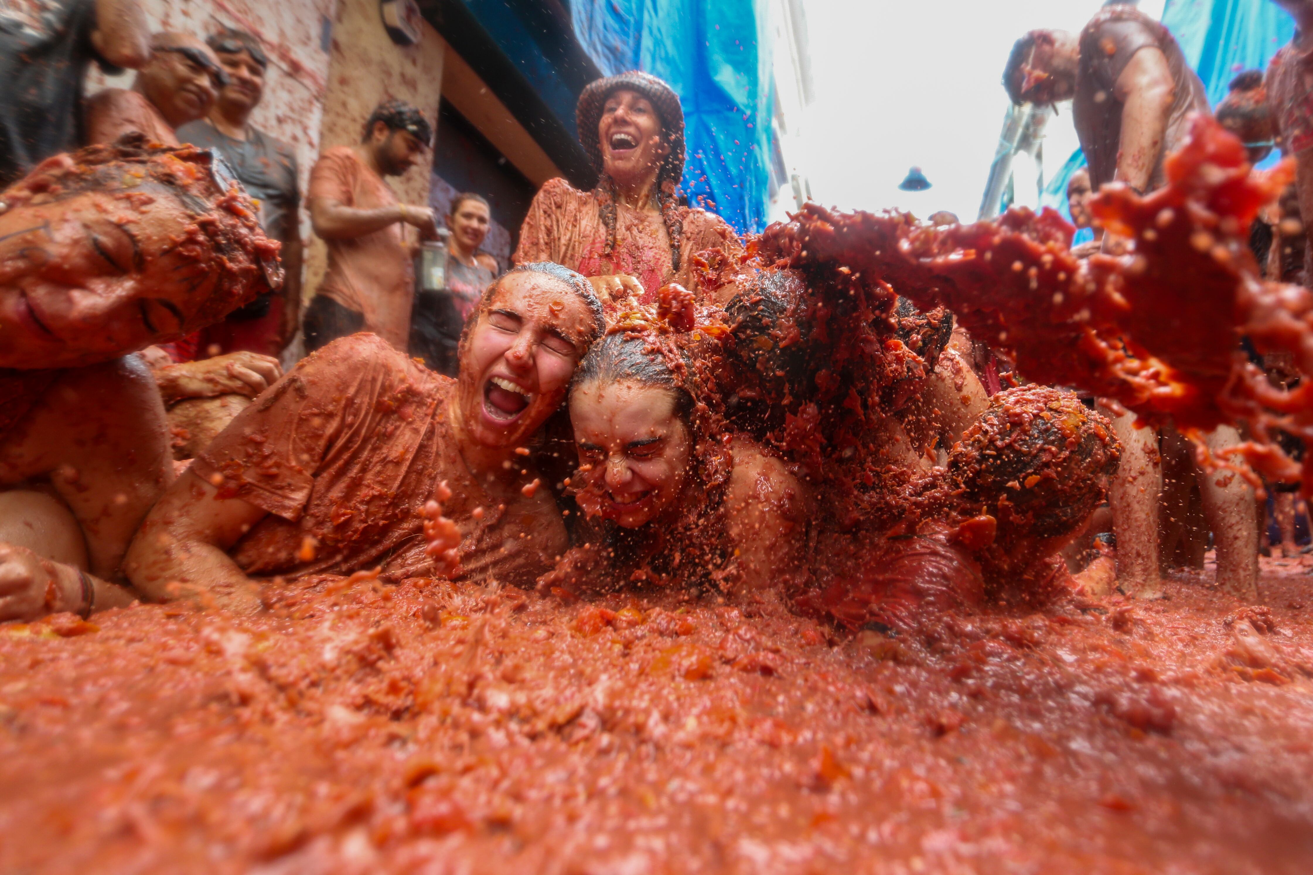 Buñol celebra la tradicional Tomatina con 22.000 personas en la calle y 150.000 kilos de tomate: “Una sabrosa locura” 