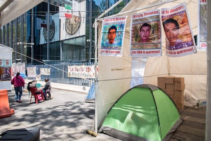 Plantón de familiares de los 43 de Ayotzinapa frente a la PGR en México.