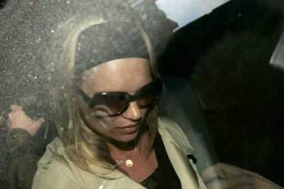La modelo británica sale en un coche tras visitar una estación de policía en Londres.