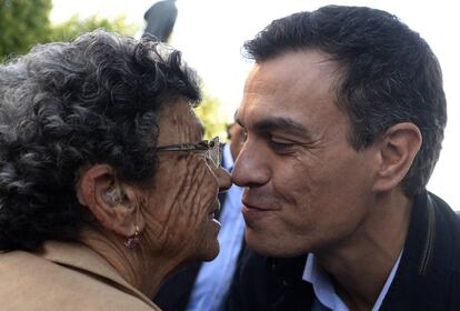 .Pedro Sánchez besa a una señora mayor en Redondela dentro de la campaña electoral para las elecciones gallegas. 