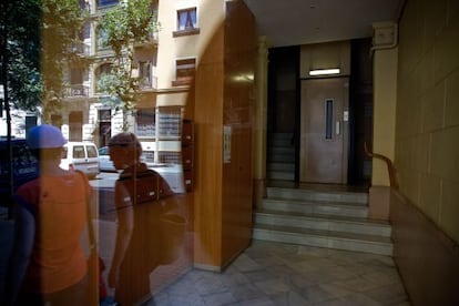 La entrada de un bloque de la calle Trafalgar, EN Barcelona, fue la estaci&oacute;n final de Mariano Garc&iacute;a.