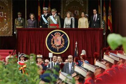 Ex combatientes republicanos, de la División Azul y familiares de víctimas del terrorismo y del accidente del Yak-42 presencian el desfile presidido por los Reyes.