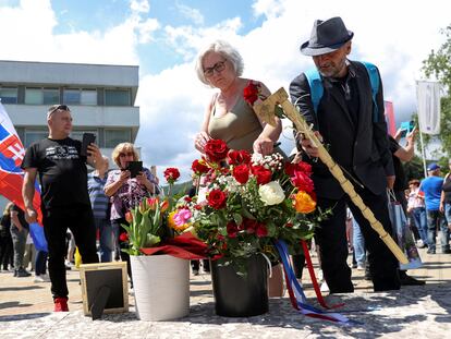 Unos simpatizantes de Robert Fico depositaban flores en las inmediaciones del Hospital Universitario F.D. Roosevelt, donde el primer ministro eslovaco estaba ingresado, el 18 de mayo en Banska Bystrica.