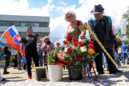 Simpatizantes llevaban flores en las inmediaciones del Hospital Universitario F.D. Roosevelt, donde el primer ministro eslovaco Robert Fico estaba ingresado, el pasado 18 de mayo en la ciudad de Banska Bystrica.